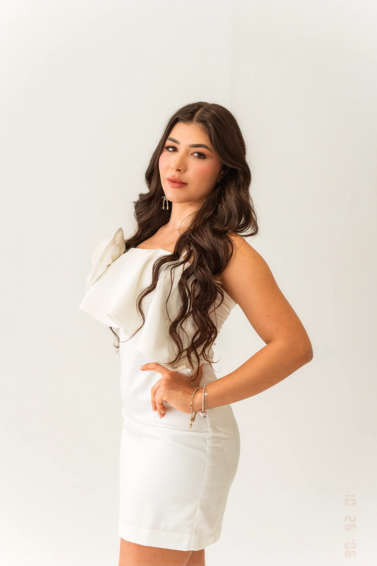 Dra. Keila Galindo em pé, em fundo claro