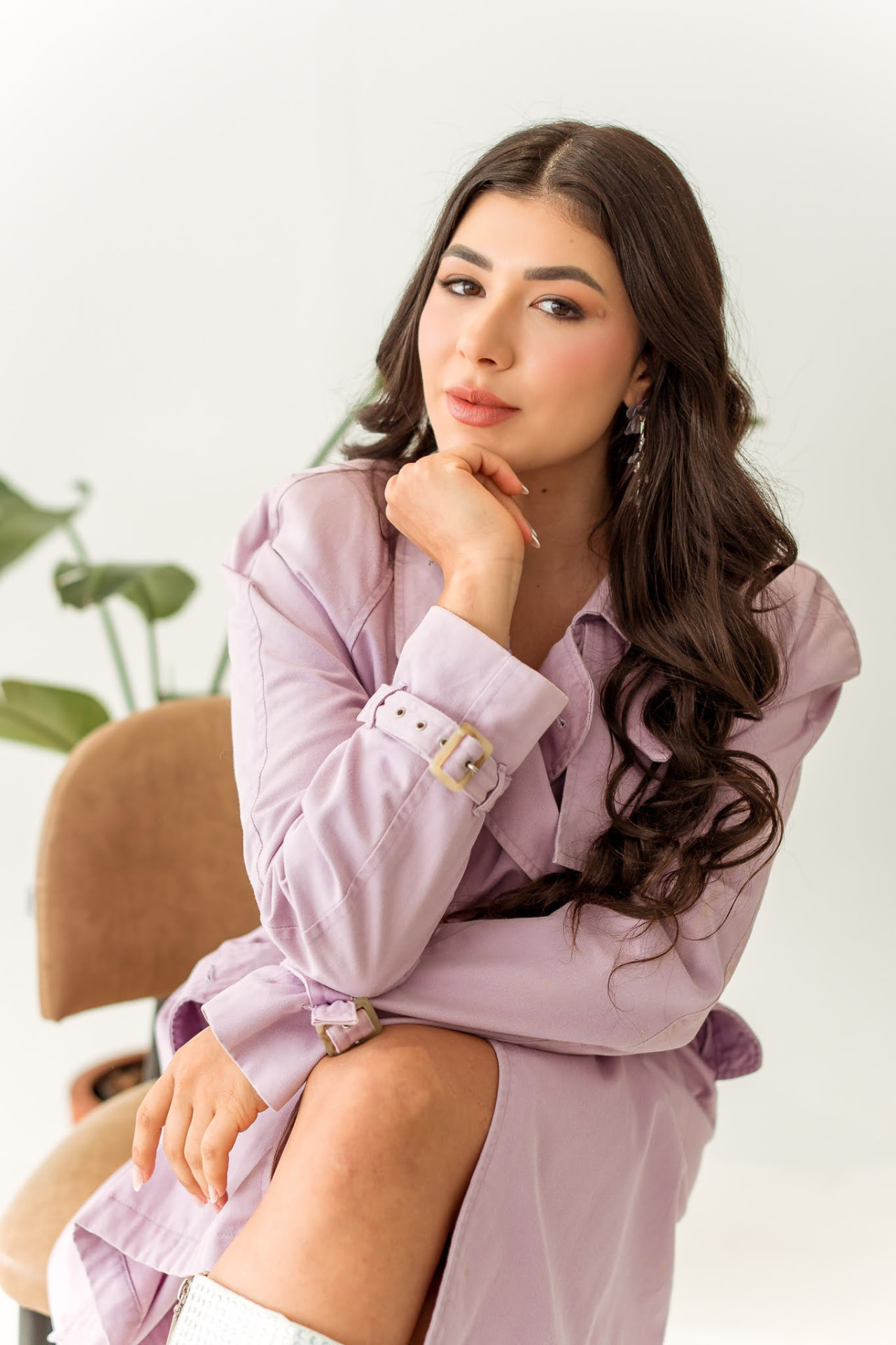 Dra. Keila Galindo sentada, em ambiente claro e acolhedor